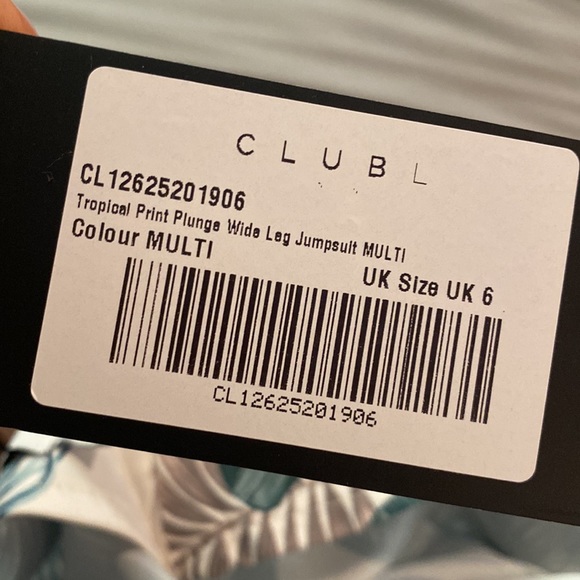 Unworn jumpsuit from Club L London bold tropical print and elongating wide legs. - Picture 4 of 5